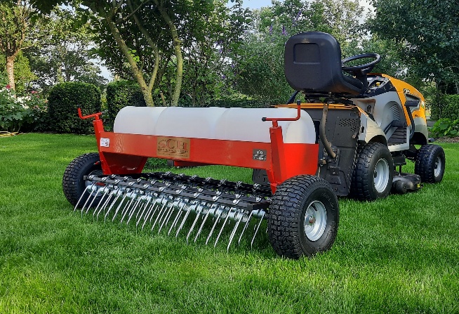 Verticuteerhark onder basisframe getrokken